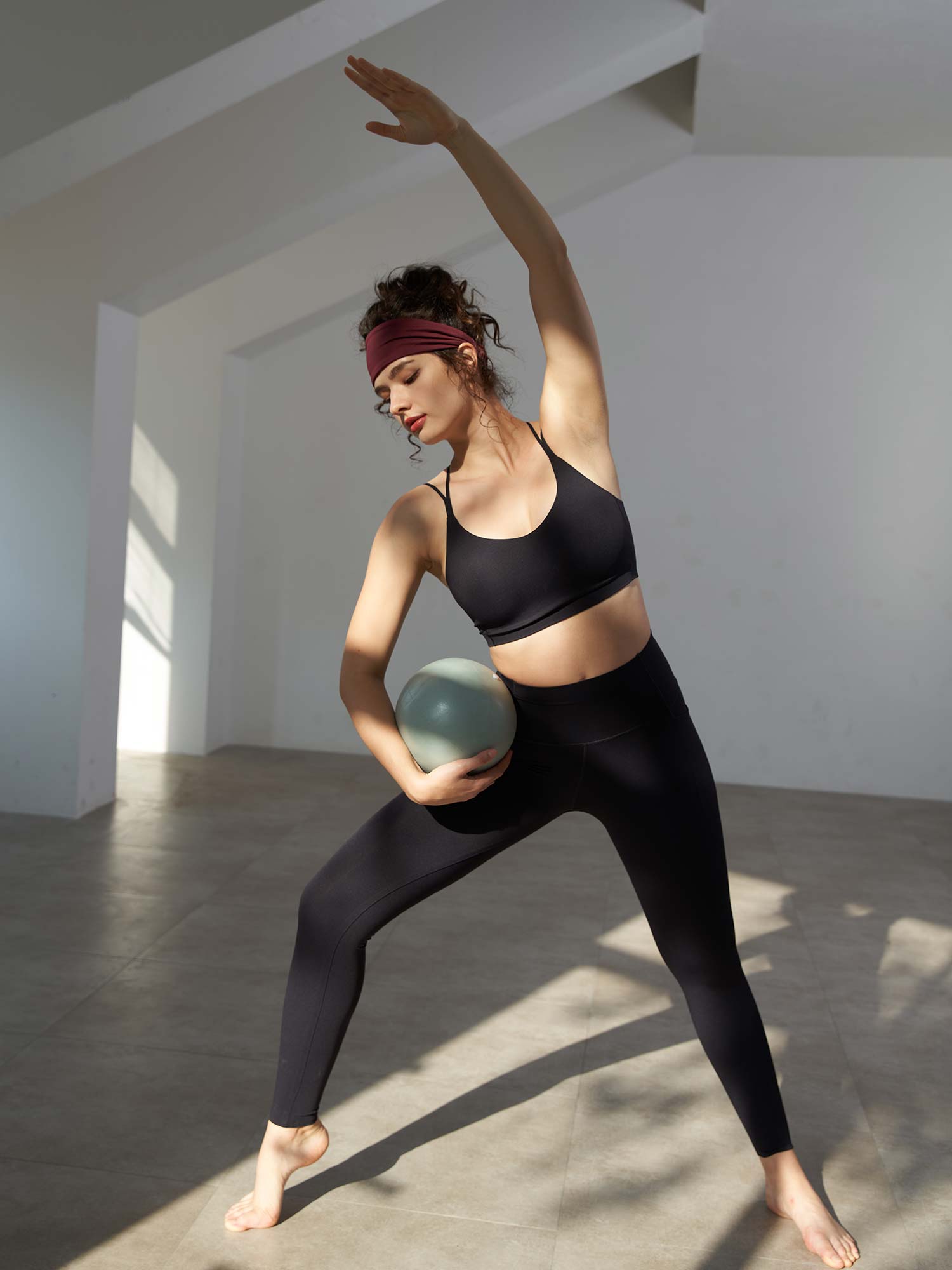 Freeleaf Cross-Strap Low-Impact Sports Bra